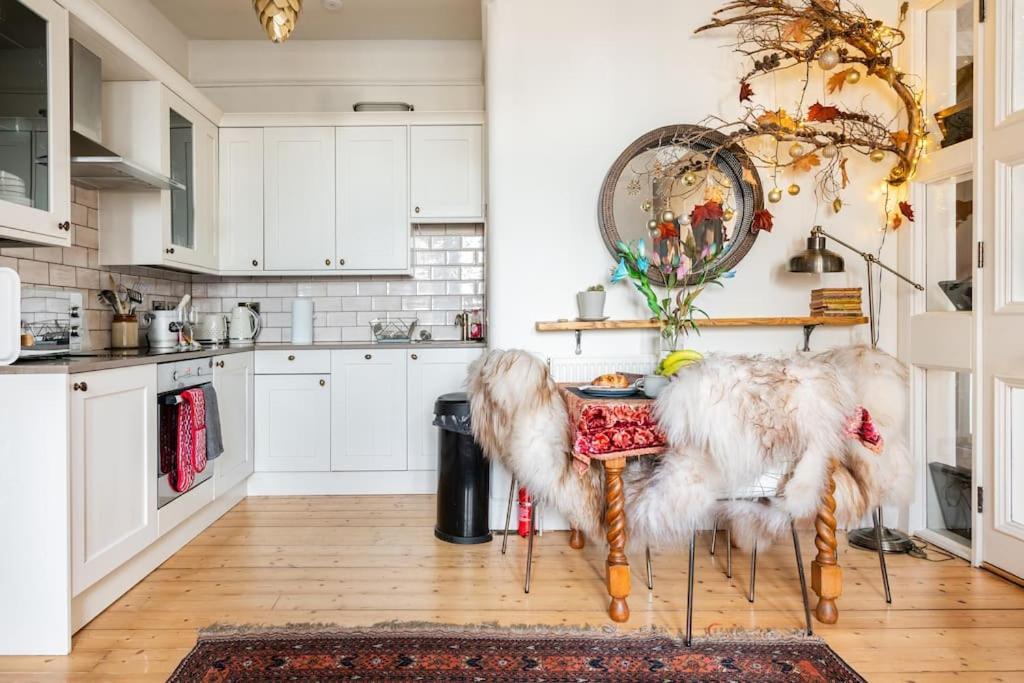 Апартаменты Holyrood Park: Lush & Arty 2 Double Bed Flat Эдинбург Экстерьер фото